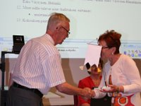 Standaarienjako  Riitta-Liisa Lehikoinen saa standaarin.